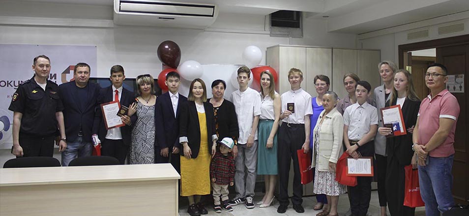 В МФЦ состоялось торжественное вручение паспортов гражданина РФ приуроченное к Дню России